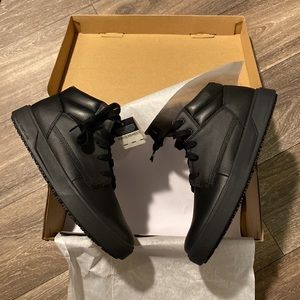 New in box CAT Prorush Chukka size 9 non slip sole work shoes restaurant